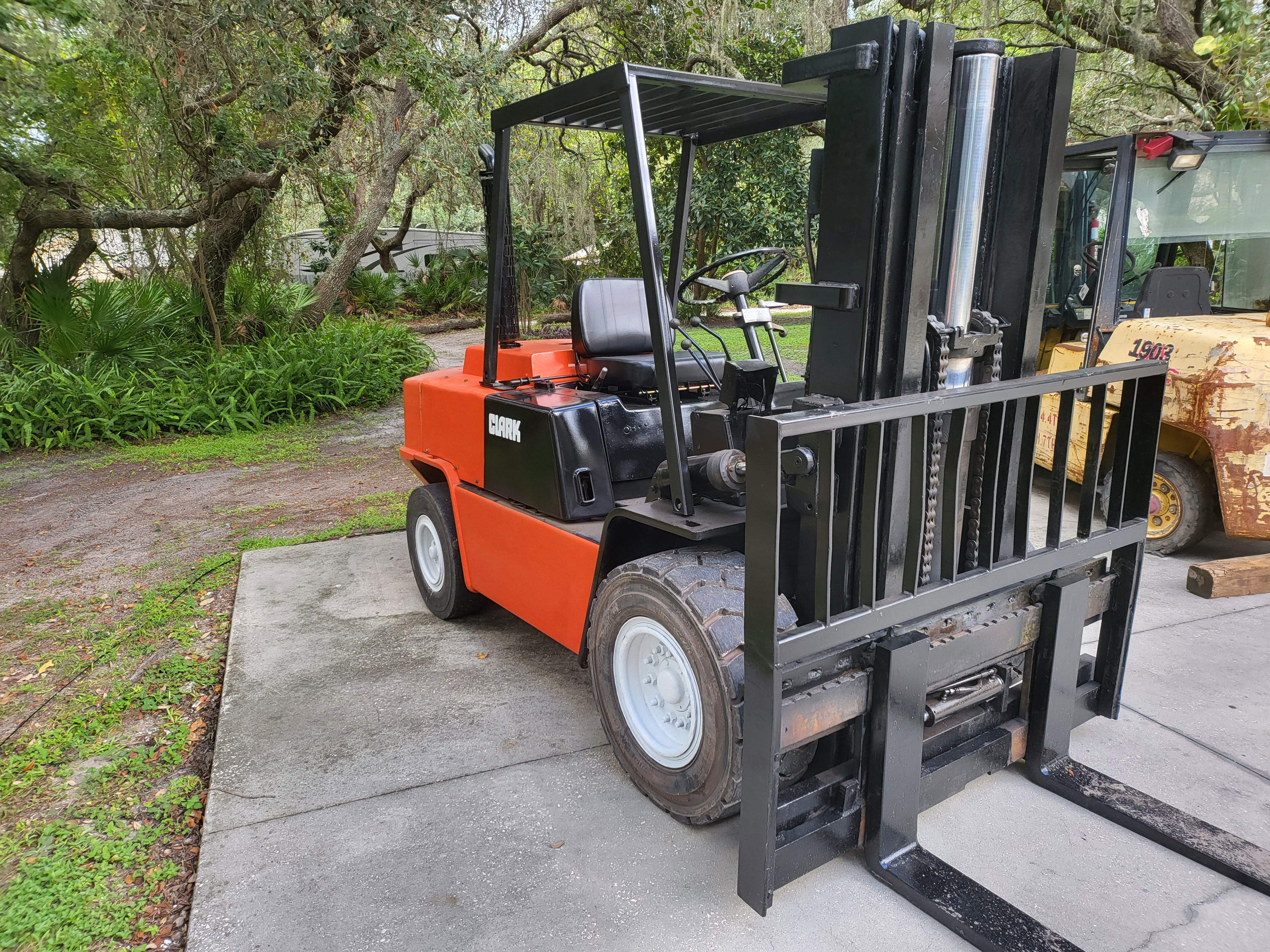 Clark C500Y-100D Forklift (#4680)